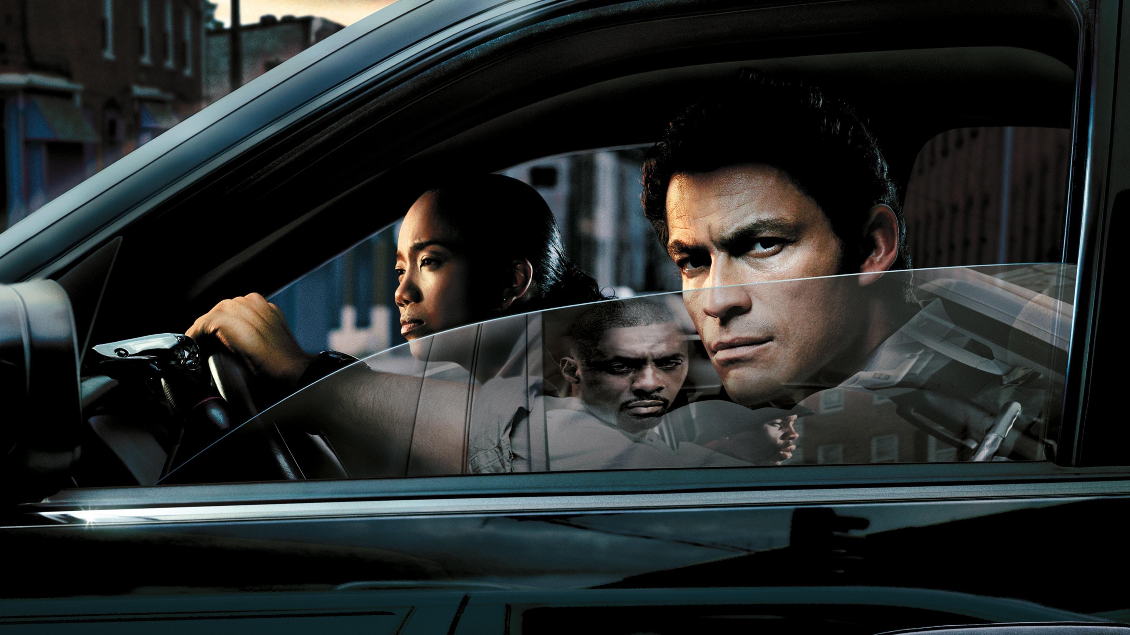 A imersão em investigações intrincadas de 'The Wire' tornou a série um marco do drama policial. Atores da série The Wire em um carro, com reflexos de outros personagens no vidro