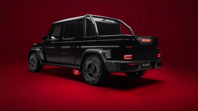 Picape Brabus P 900 Rocket Edition preta com ilumina&ccedil;&atilde;o vermelha e letras BRABUS