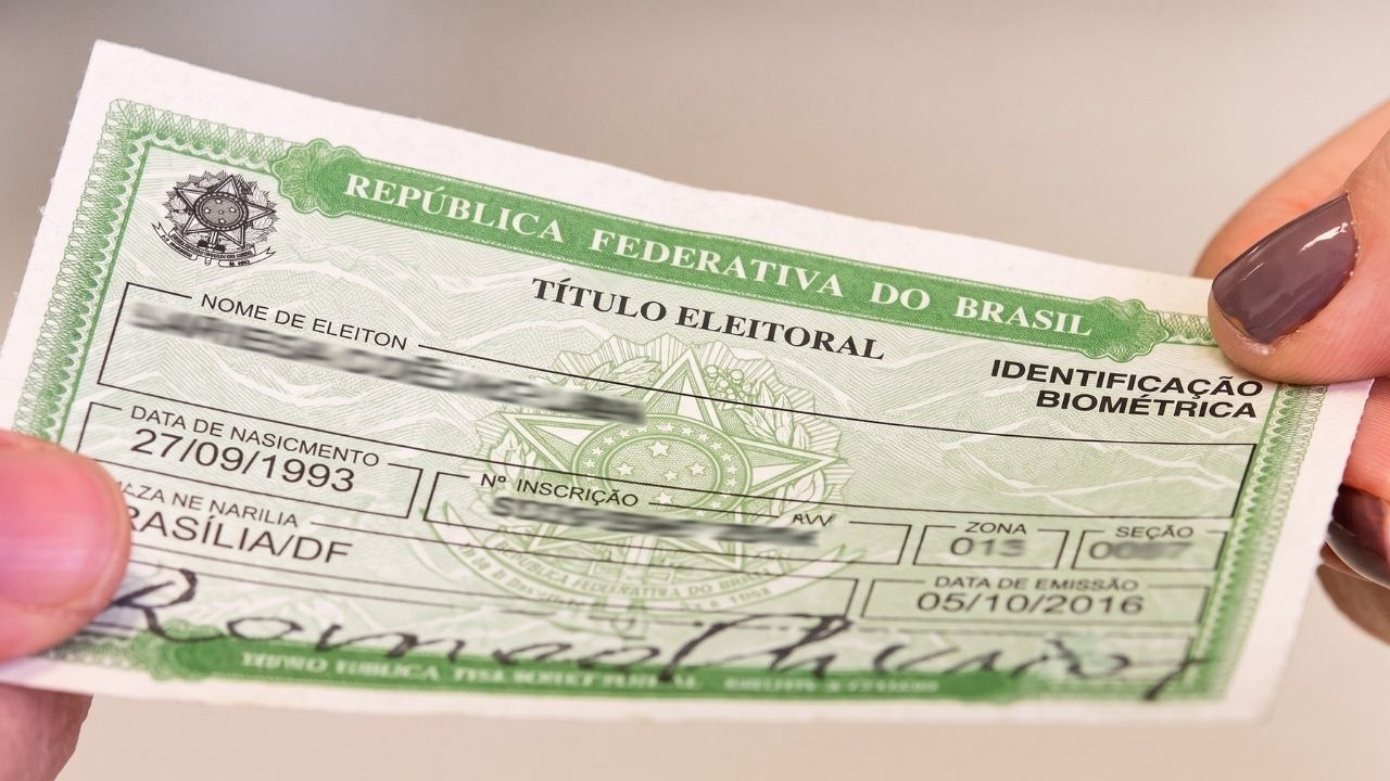 O Título Eleitoral é essencial para verificar a situação cadastral do eleitor e garantir a participação nas próximas eleições. Título Eleitoral brasileiro, verde e branco, exibindo data de nascimento e emissão, com 'Identificação Biométrica'.