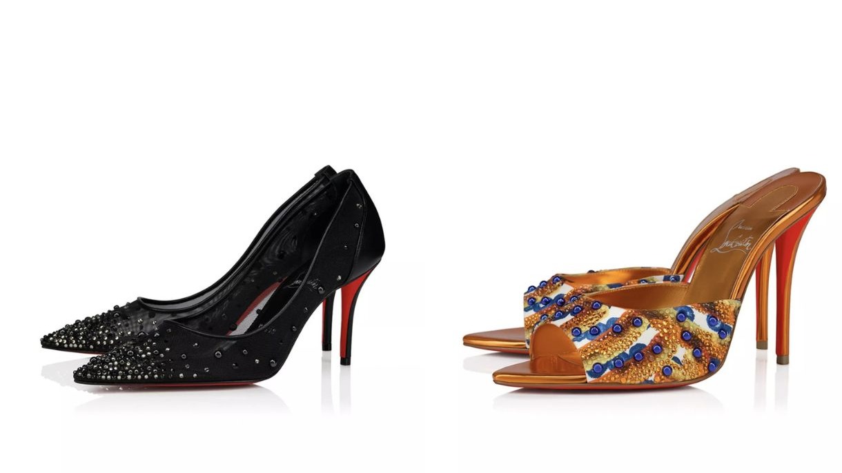 Um scarpin preto cravejado e um mule colorido com estampa e detalhes azuis.