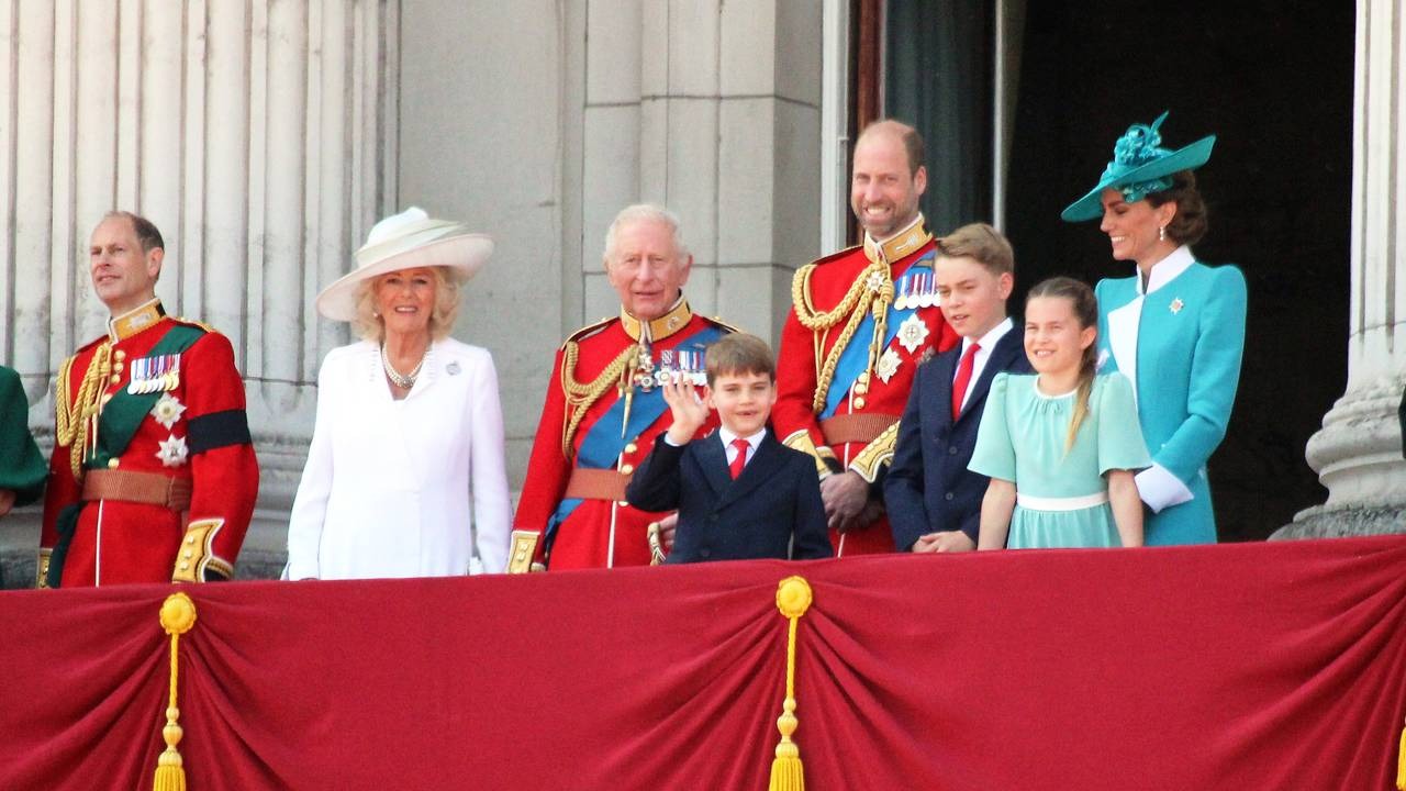 Príncipe William e Rainha Camilla em aparição com a Família Real, em meio a relatos de atritos na monarquia britânica. Rei Charles, Rainha Camilla, Príncipe William e Kate Middleton com filhos na varanda.