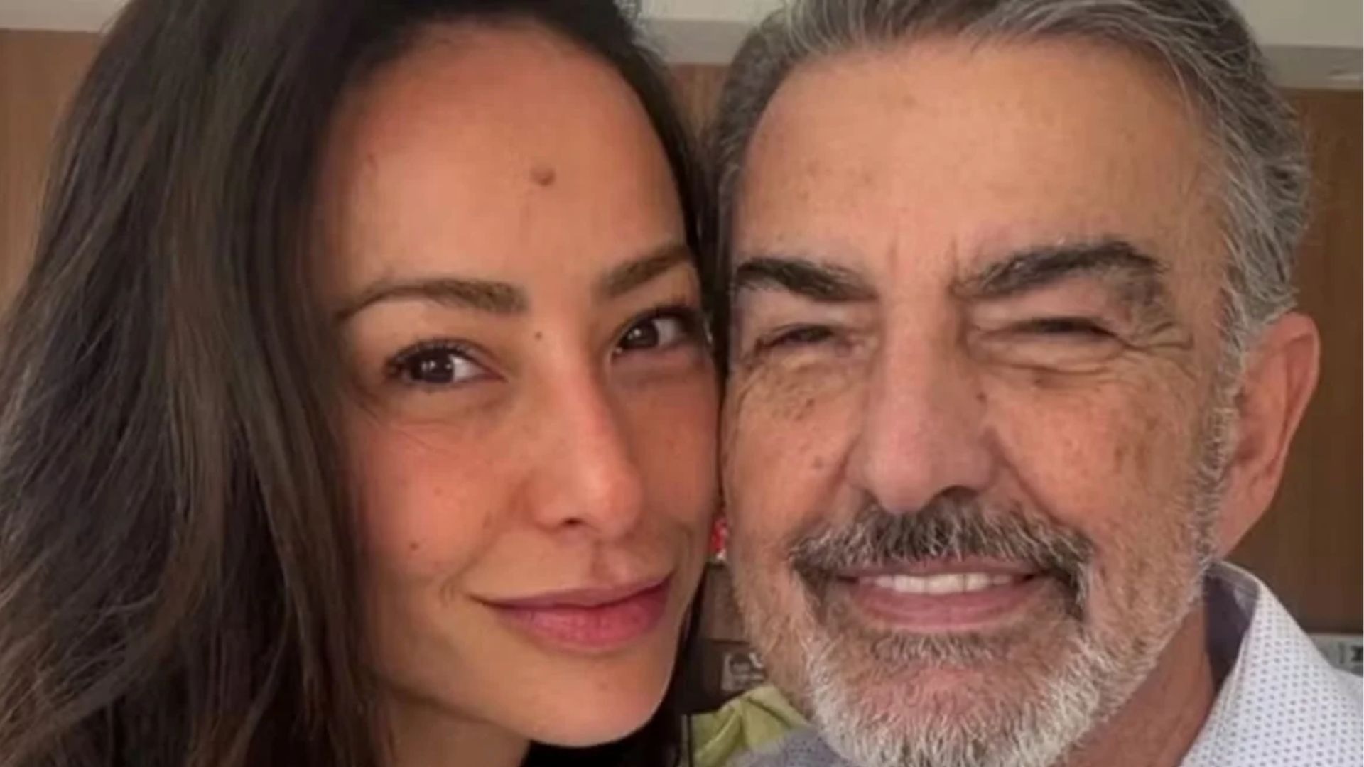 Sabrina Sato e seu pai, Omar Rahal, em registro de afeto. Ele passou por um susto de saúde recentemente. Close-up de mulher sorridente com homem grisalho barbudo sorrindo e piscando o olho