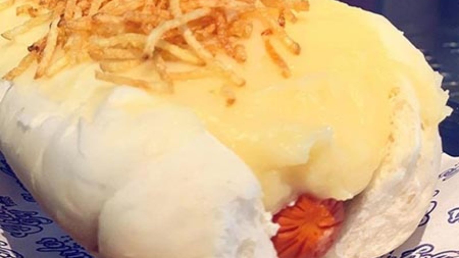 A versão paulistana do cachorro-quente se destaca pelo purê de batata, ingrediente que transforma o clássico em um dogão único Cachorro-quente com purê de batata cremoso e batata palha em pão branco