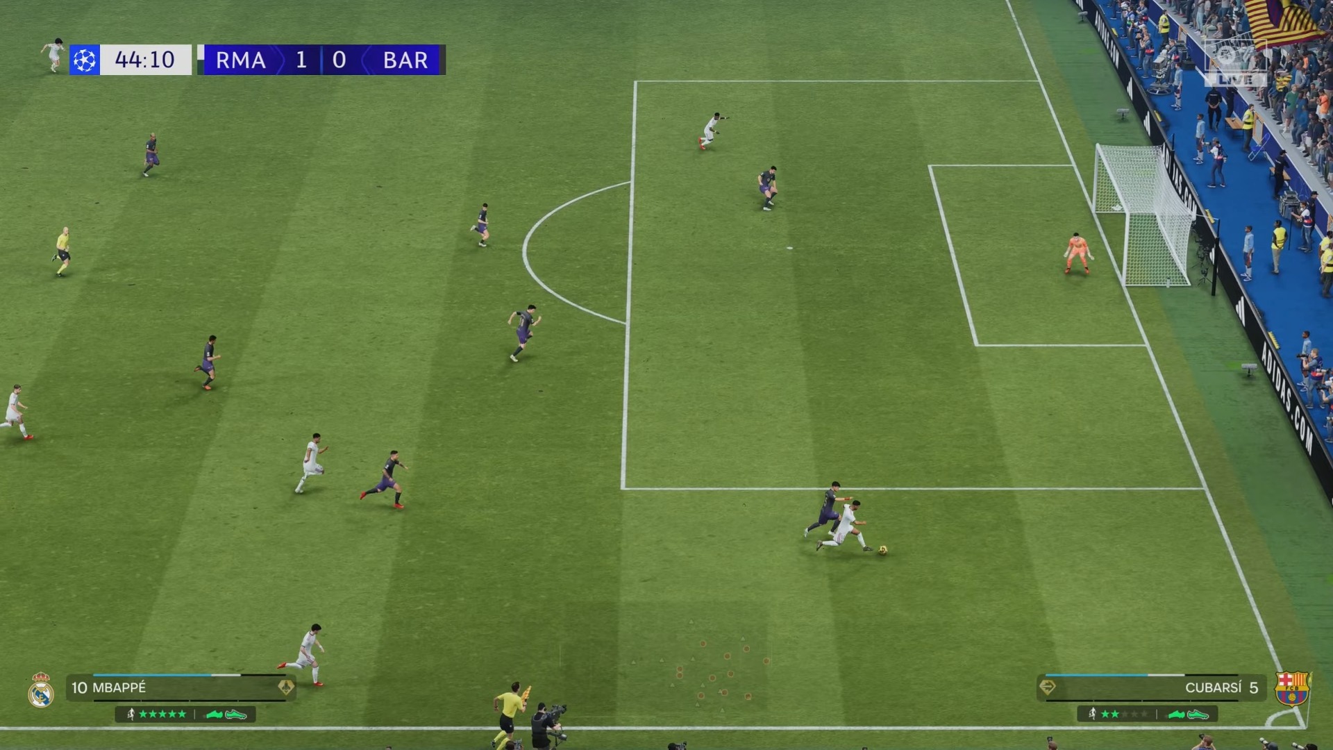 Jogo EA Sports FC, vis&atilde;o a&eacute;rea, placar 44:10, RMA 1-0 BAR. Jogadores Mbapp&eacute;, Cubars&iacute;.