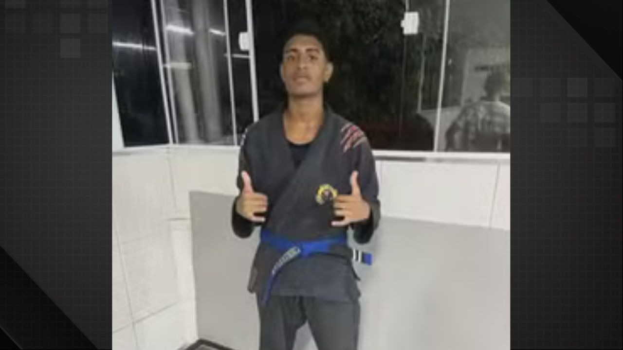 Christian Uilton de Souza Silva, 17, praticante de jiu-jítsu, faleceu após acidente de moto em Belford Roxo - Foto; Reprodução Jovem em kimono preto de jiu-jítsu com faixa azul e patches, fazendo sinal de "legal"