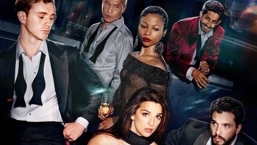 Seis pessoas, três homens e três mulheres, vestidas formalmente em ambiente escuro.