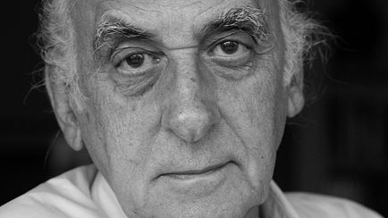 O jornalista e escritor Zuenir Ventura, que morreu nesta terça-feira aos 95 anos, deixou um legado marcante no Brasil. Retrato em preto e branco de Zuenir Ventura, homem idoso de cabelos e sobrancelhas brancas olhando