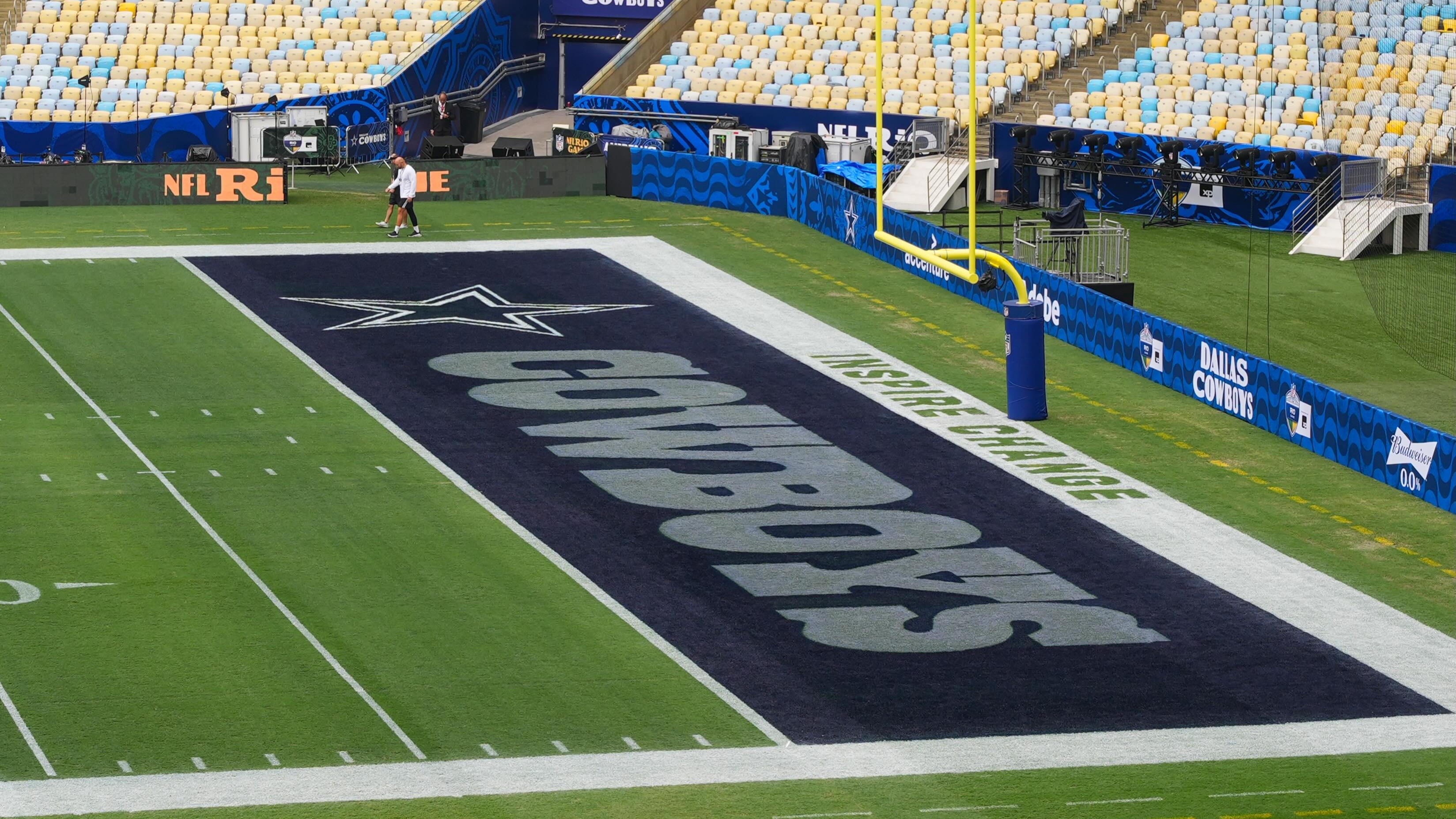 O Maracanã preparado para o jogo inaugural da NFL no Rio, com a end zone dos Dallas Cowboys em destaque Campo de futebol americano com end zone "COWBOYS", goalpost e banners "DALLAS COWBOYS" e "NFL Ri"