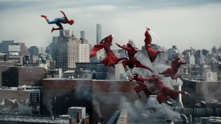O Homem-Aranha de Tom Holland enfrenta a ascensão de novas ameaças no submundo de Nova York. Homem-Aranha azul e vermelho saltando, enfrentando múltiplos inimigos mascarados de vermelho sobre cidade