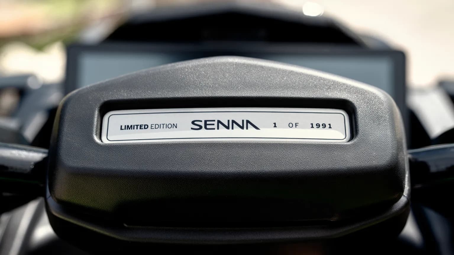 A placa no painel do jet ski Sea-Doo RXP X Senna 350 indica que a produção é limitada a 1991 unidades Placa no painel do jet ski com os dizeres 'LIMITED EDITION SENNA 1 OF 1991'