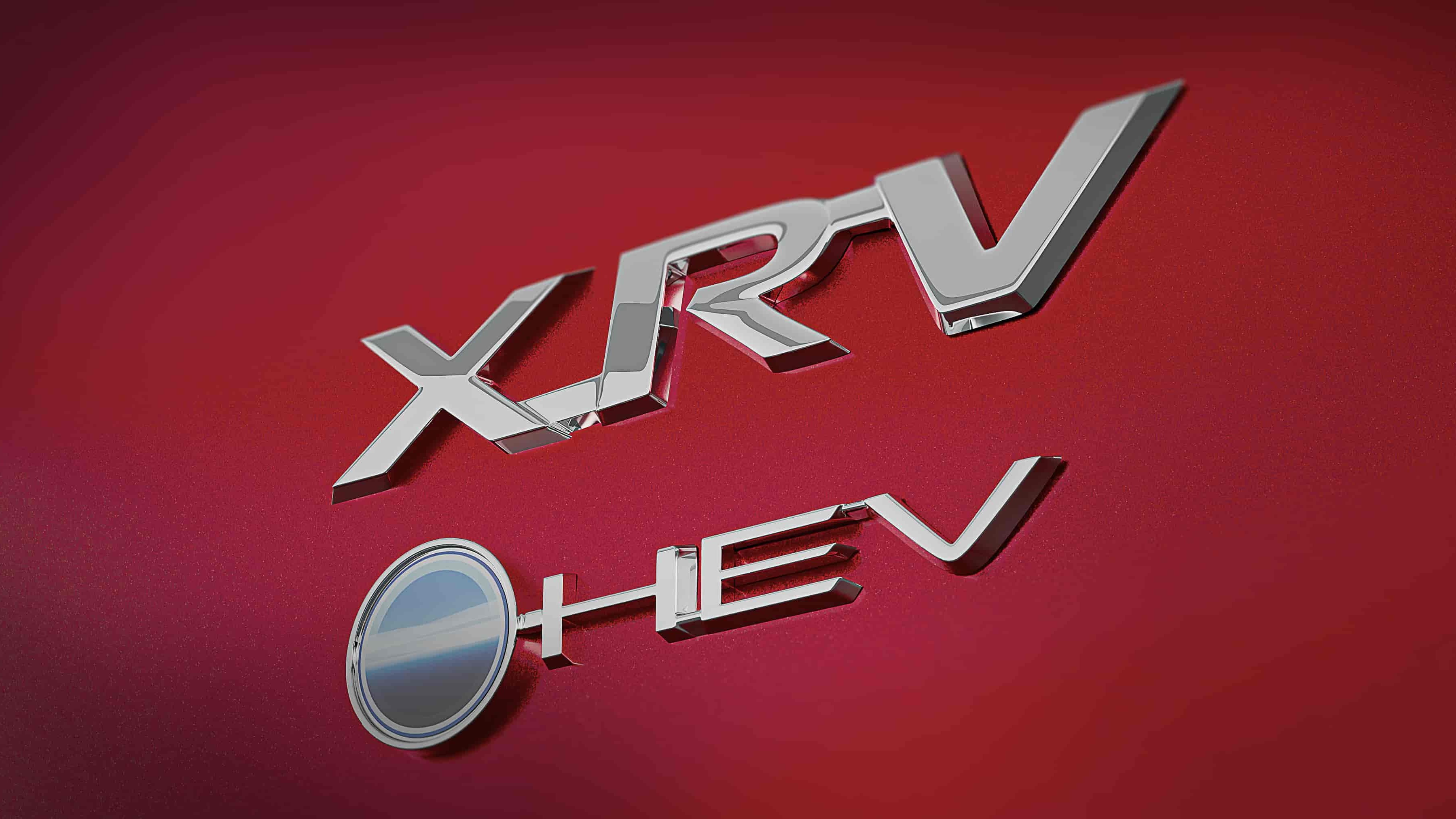 Emblema cromado XRV e HEV com s&iacute;mbolo circular em superf&iacute;cie vermelha brilhante