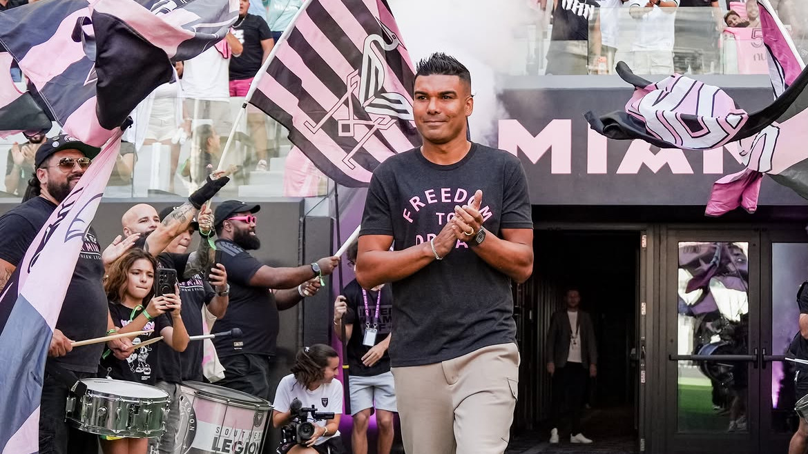 Volante Casemiro é apresentado ao Inter Miami em meio a polêmica por suas declarações sobre Lionel Messi, o “Deus do futebol” - Foto; Reprodução/Redes Sociais @casemiro Casemiro aplaude em sua apresentação no Inter Miami, cercado por fãs com bandeiras do time