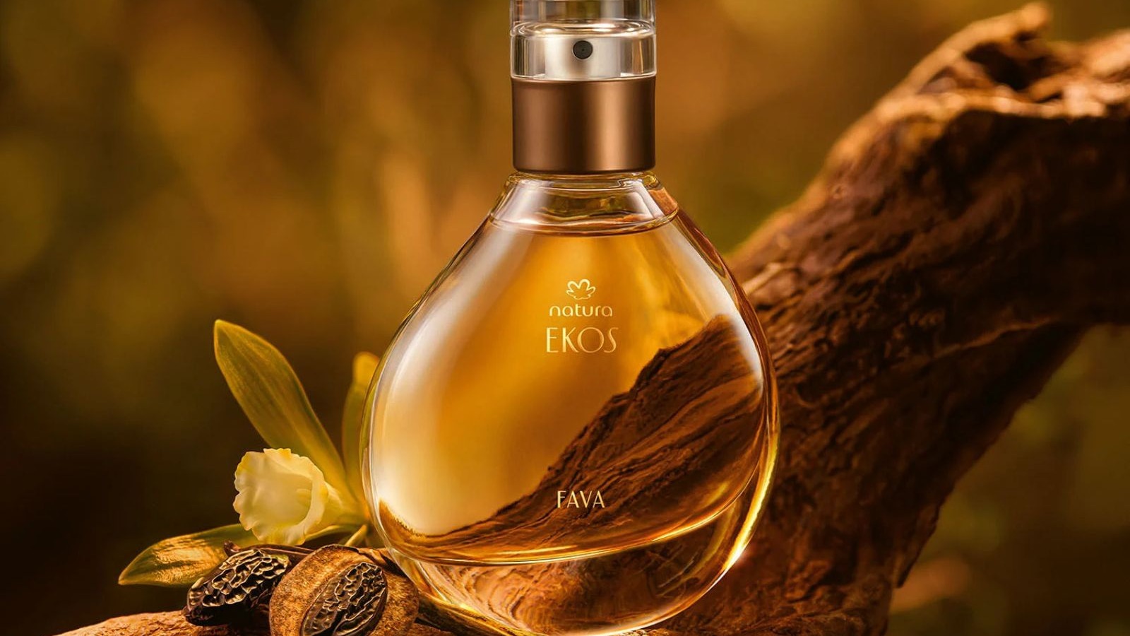 Frasco de perfume Natura Ekos Fava em tronco, com flor branca e favas