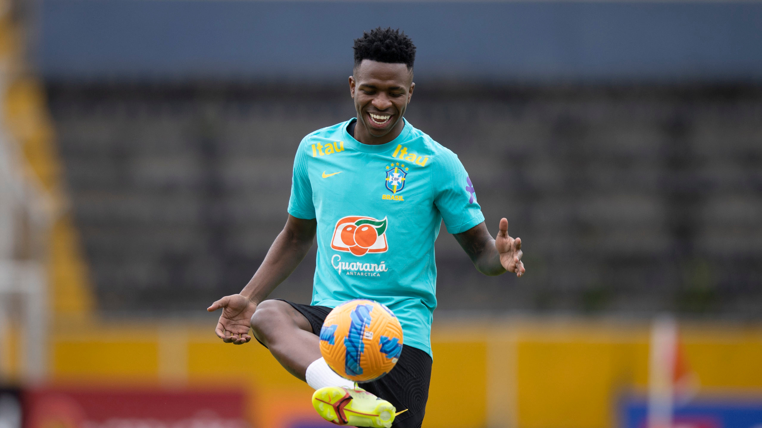 Comprometido com a Seleção Brasileira, Vini Jr. se prepara para os próximos desafios e sonha com a Copa de 2030. Vini Jr. sorrindo, controlando bola em treino com camisa da Seleção Brasileira.