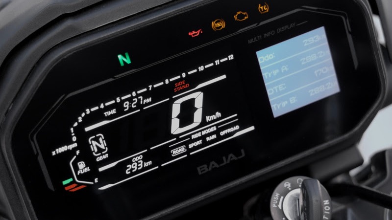 O novo painel digital colorido da Bajaj Dominar 400 exibe as funcionalidades atualizadas, como modos de pilotagem e info display Painel digital colorido de motocicleta Bajaj, com velocímetro zero, hora 9:27 e modos de pilotagem