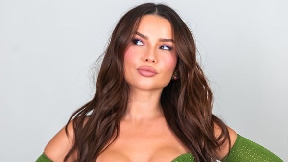 Juliette Freire, campeã do BBB 21, transformou sua popularidade em uma carreira musical e embaixadora de grandes marcas. Juliette Freire com cabelo castanho solto, maquiagem e blusa verde, olhando para o lado.