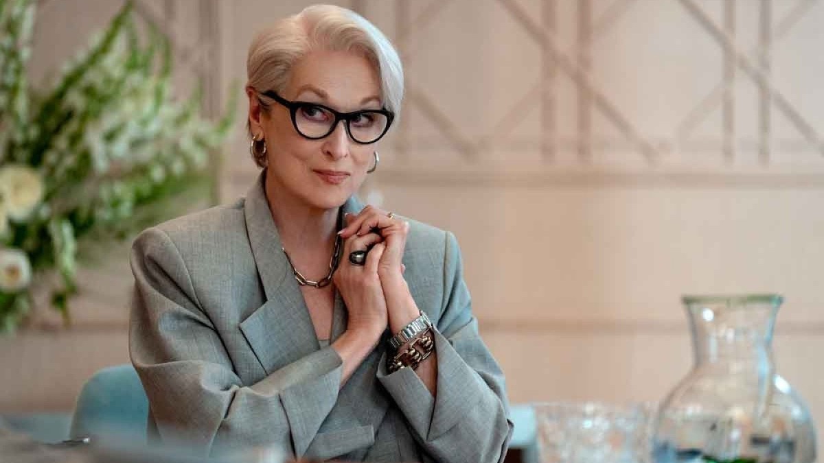 Miranda Priestly, interpretada por Meryl Streep, é a figura central do roteiro turístico por Nova York baseado em "O Diabo Veste Prada" Meryl Streep como Miranda Priestly, cabelos grisalhos, óculos pretos, blazer cinza e mãos cruzadas