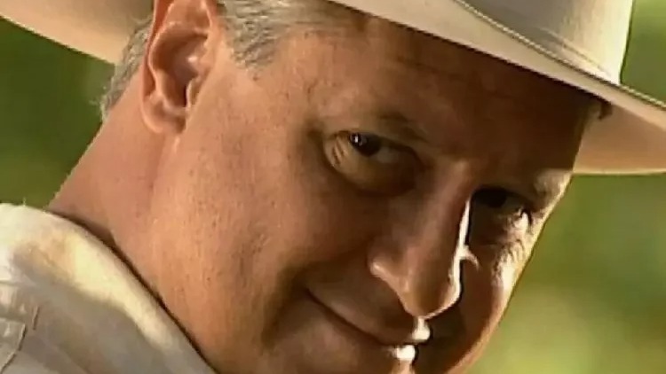 Close-up do ator Antonio Fagundes, sorrindo de lado e usando um chapéu claro.