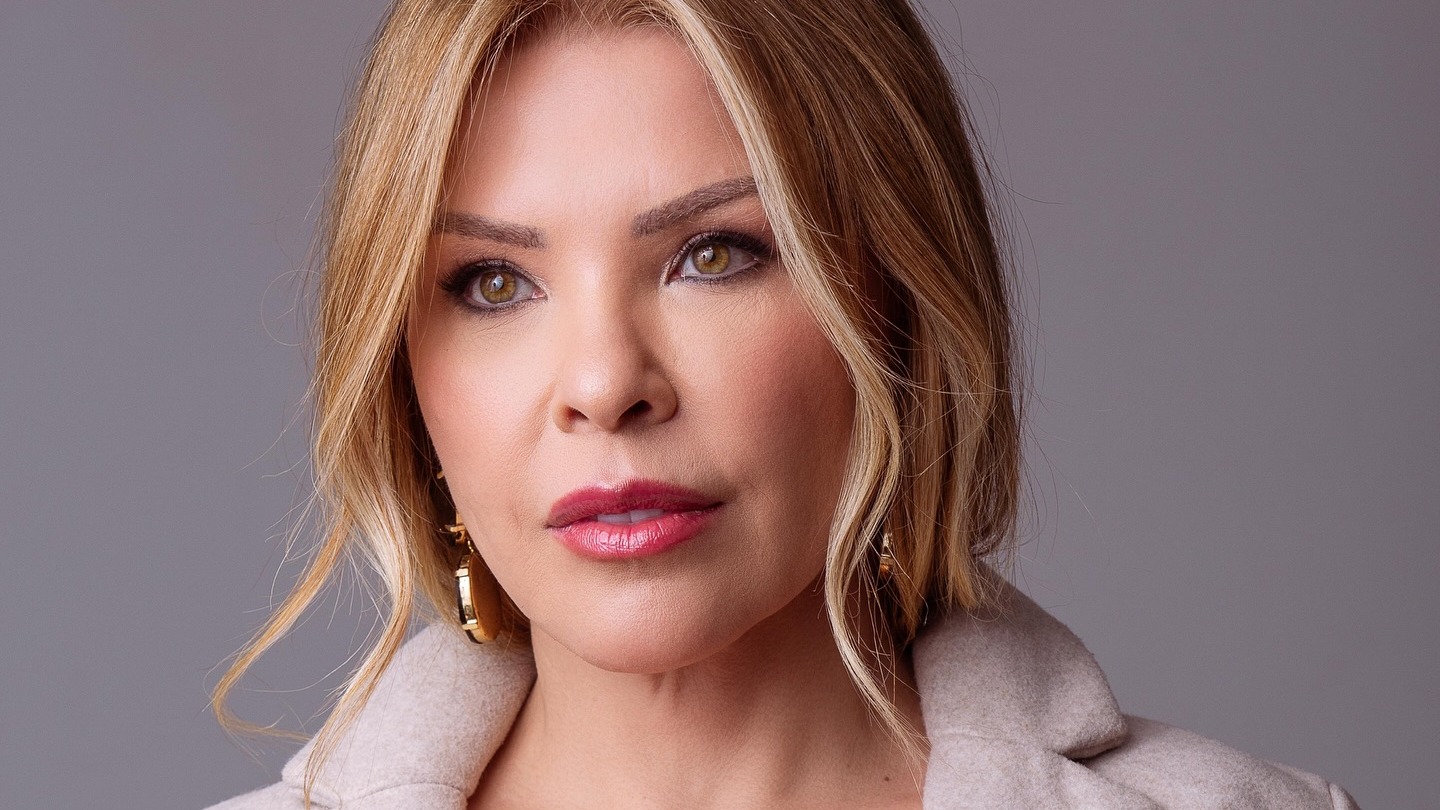 Veronica Costa, ex-vereadora e figura importante no funk carioca, teve prisão decretada por condenação de tortura. Veronica Costa, mulher de cabelos loiros ondulados, maquiagem nos olhos e batom rosa