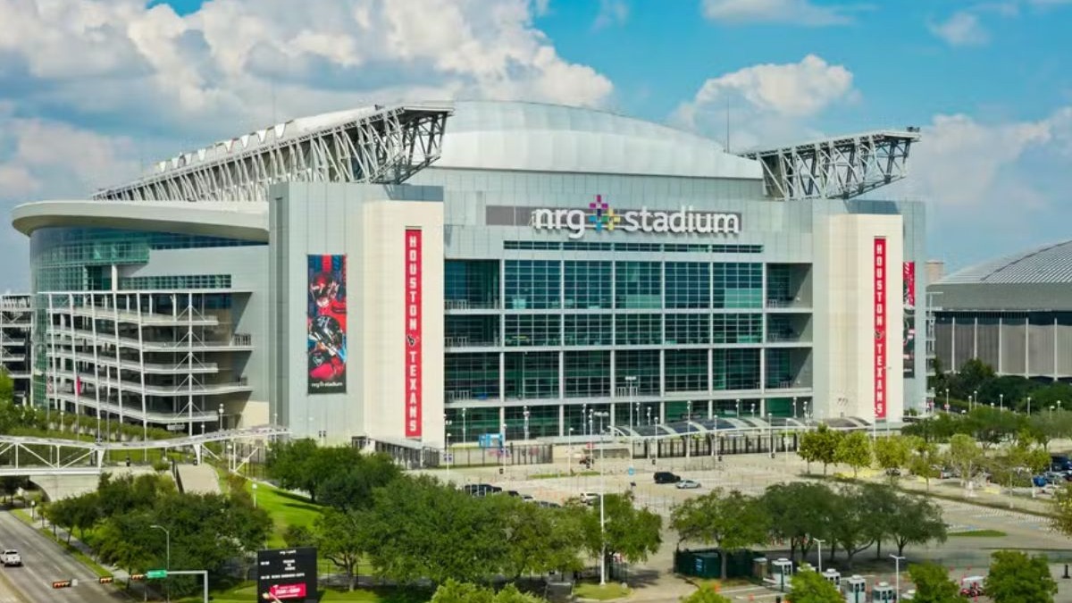 O NRG Stadium em Houston, Texas, ilustra a infraestrutura de arenas americanas Estádio NRG Stadium em Houston, Texas, fachada moderna, letreiro 'nrg stadium' e 'HOUSTON TEXANS'.