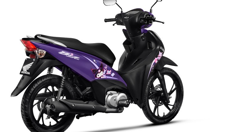 A nova Honda Biz Kuromi, com seu design marcante e detalhes da personagem, expande a linha de séries especiais da marca Honda Biz Kuromi roxa e preta com grafismos da personagem, vista de traseira lateral