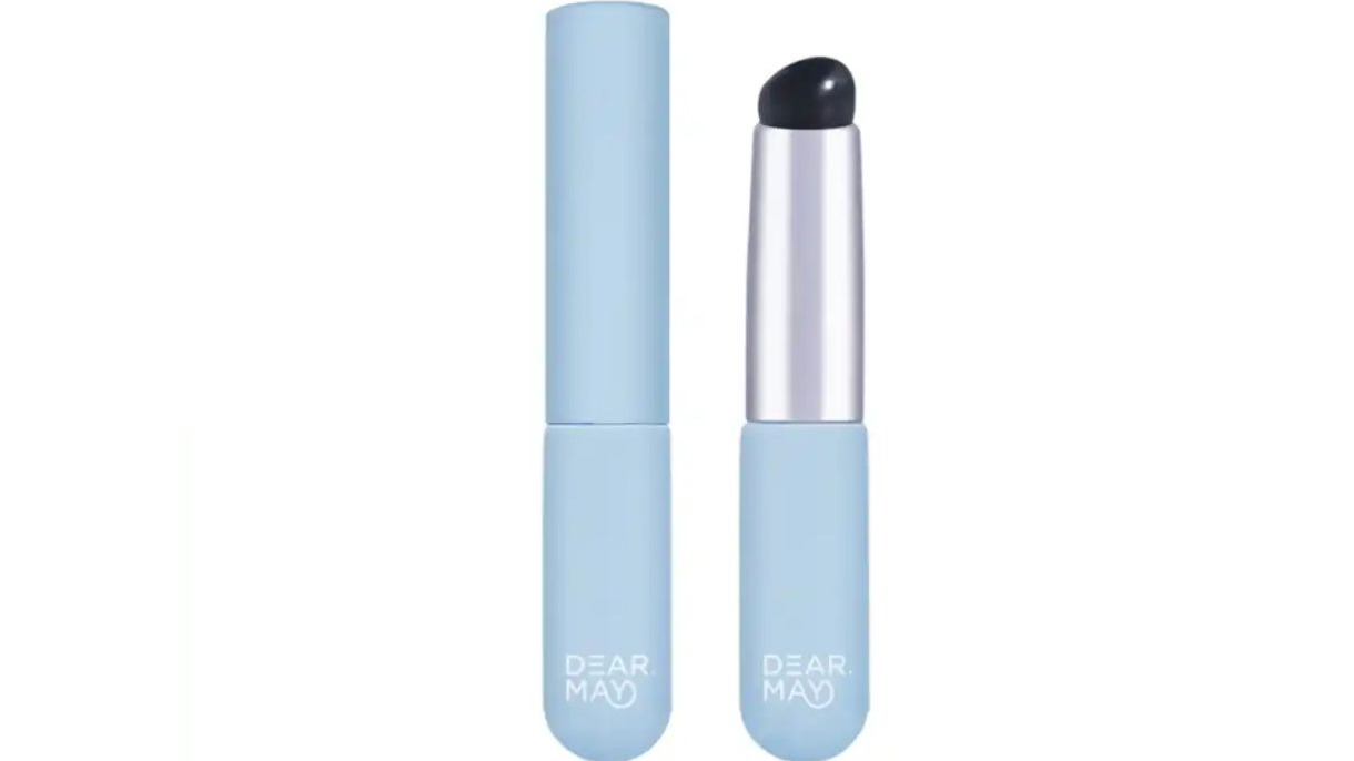 Duas embalagens cil&iacute;ndricas azuis claras, uma aberta com aplicador de silicone preto, Dear May escrito