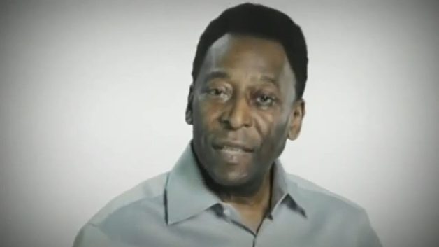 Pelé, um dos famosos cujas heranças geraram complexidades e disputas judiciais no Brasil. Close-up de Pelé, homem negro idoso, sorrindo e vestindo camisa cinza clara.