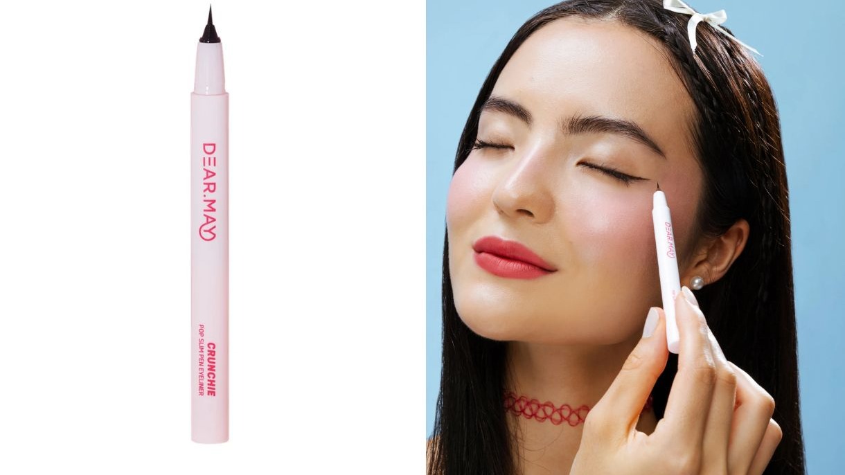 Delineador Dear May rosa e mulher asi&aacute;tica de olhos fechados aplicando o produto na p&aacute;lpebra