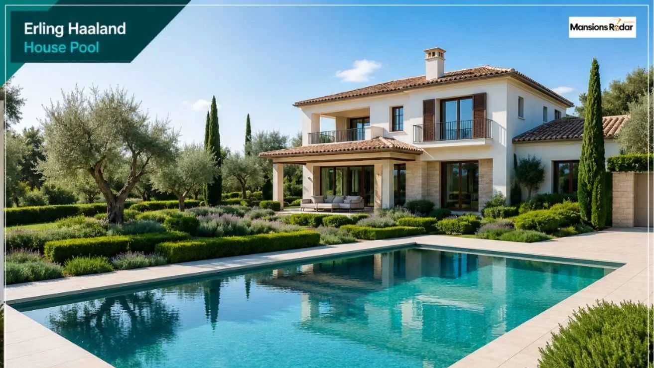 A luxuosa piscina da residência de Erling Haaland, parte do patrimônio milionário do craque em Cheshire Mansão bege com piscina azul, ciprestes, oliveiras, jardins. Escrito Erling Haaland House Pool Mansions Radar