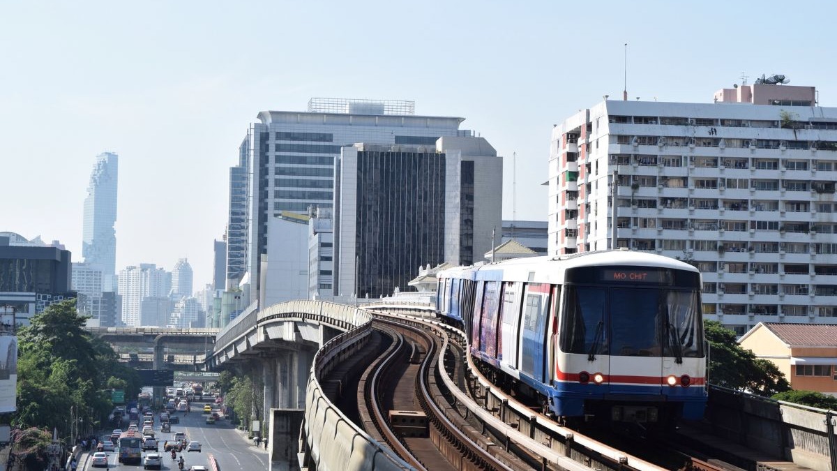 Trem Skytrain azul e branco 