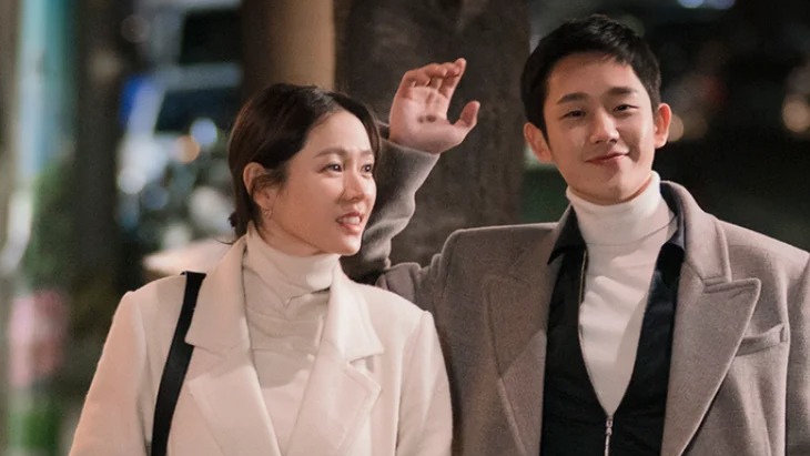 Protagonistas de "Algo na Chuva", um dos k-dramas de sucesso dirigidos por Ahn Pan Seok. Dois atores sorridentes, uma mulher e um homem, em close, com fundo urbano desfocado
