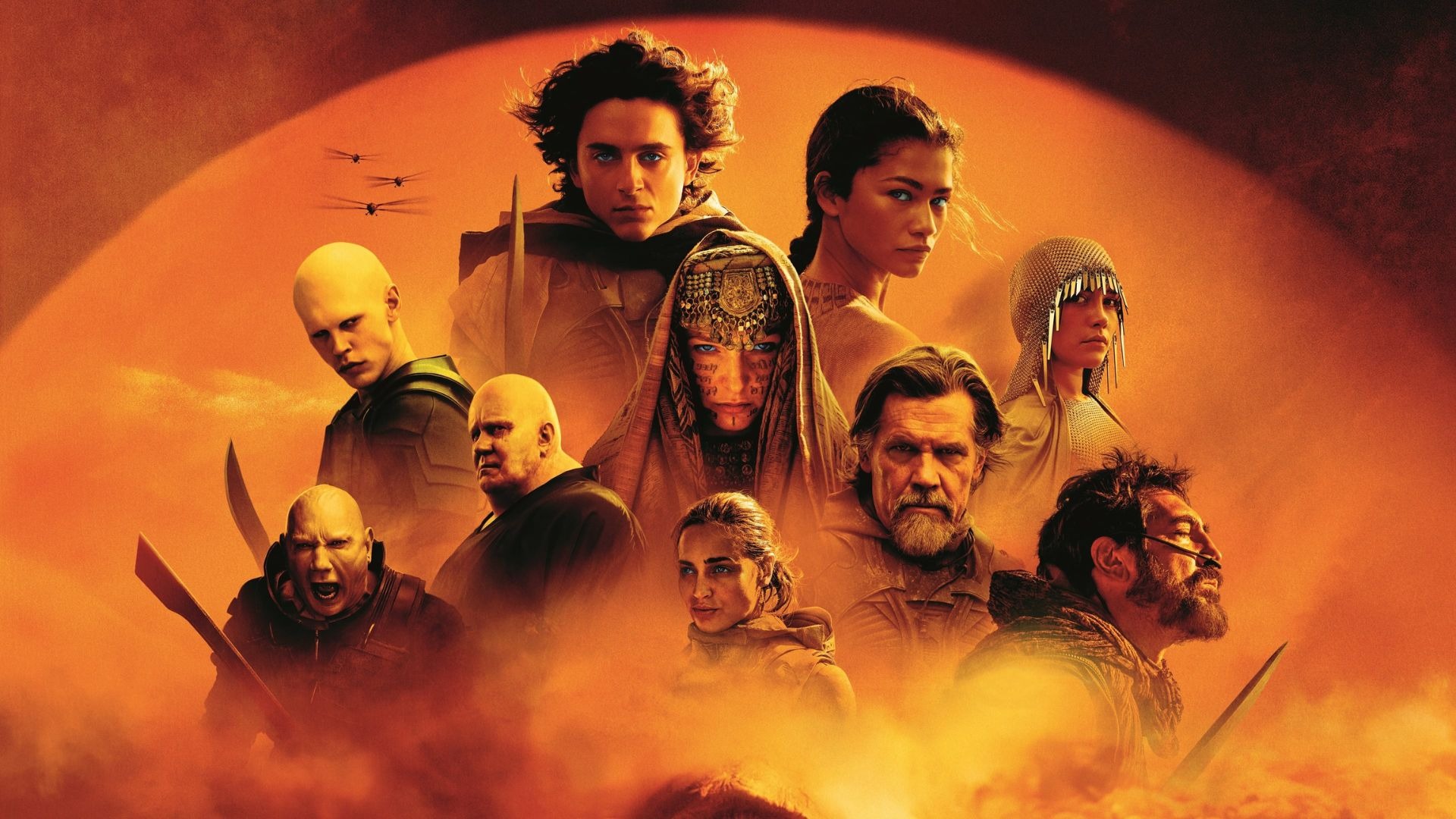 Paul Atreides e demais personagens do universo de 'Duna', uma das sugestões para assistir no conforto de casa. Paul Atreides, Chani e outros personagens de Duna em pôster com tons alaranjados.