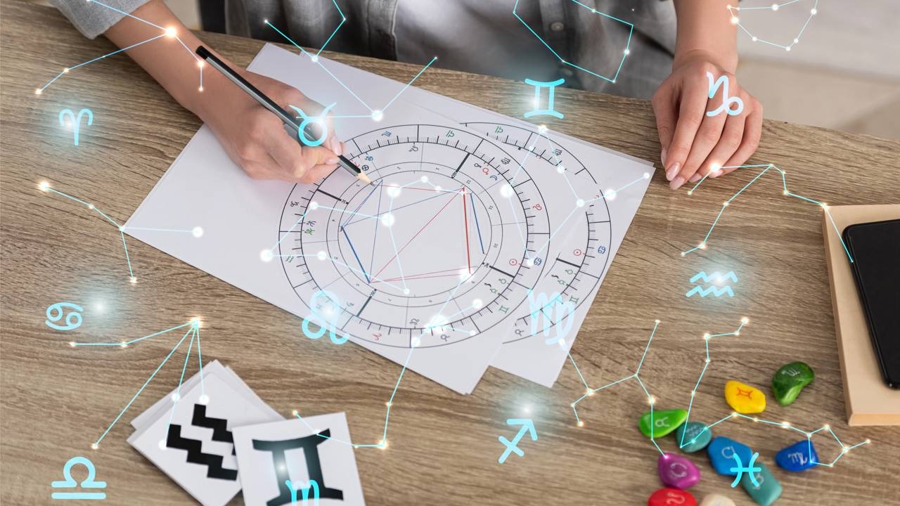 A análise do mapa astral e dos signos do zodíaco oferece insights sobre a maternidade de cada mulher. Créditos: depositphotos.com / AndrewLozovyi Mãos femininas escrevendo em mapa astral com símbolos do zodíaco e constelações digitais sobre a mesa.