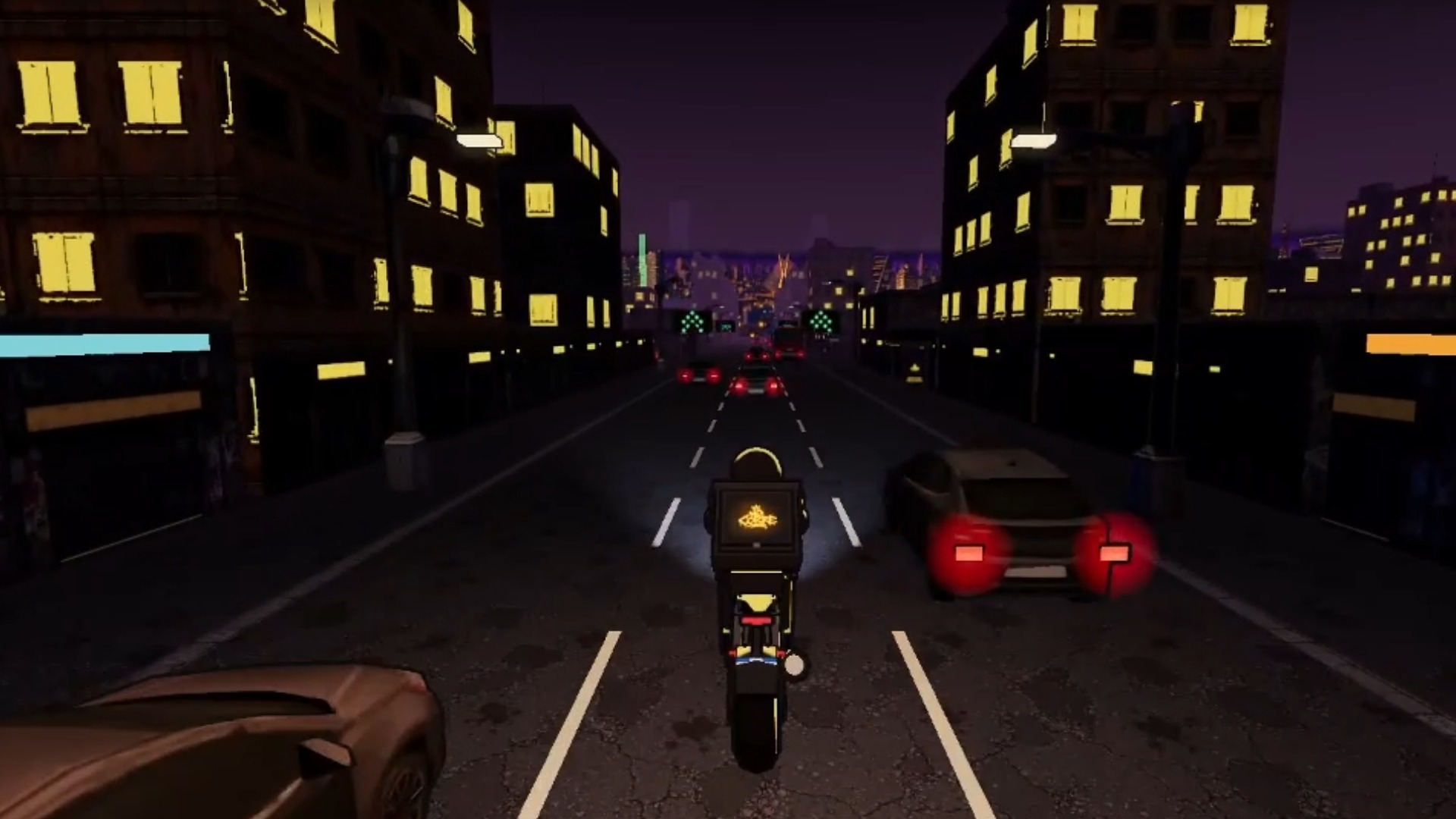 Motociclista entregador virtual &agrave; noite em rua urbana, com carros e edif&iacute;cios iluminados