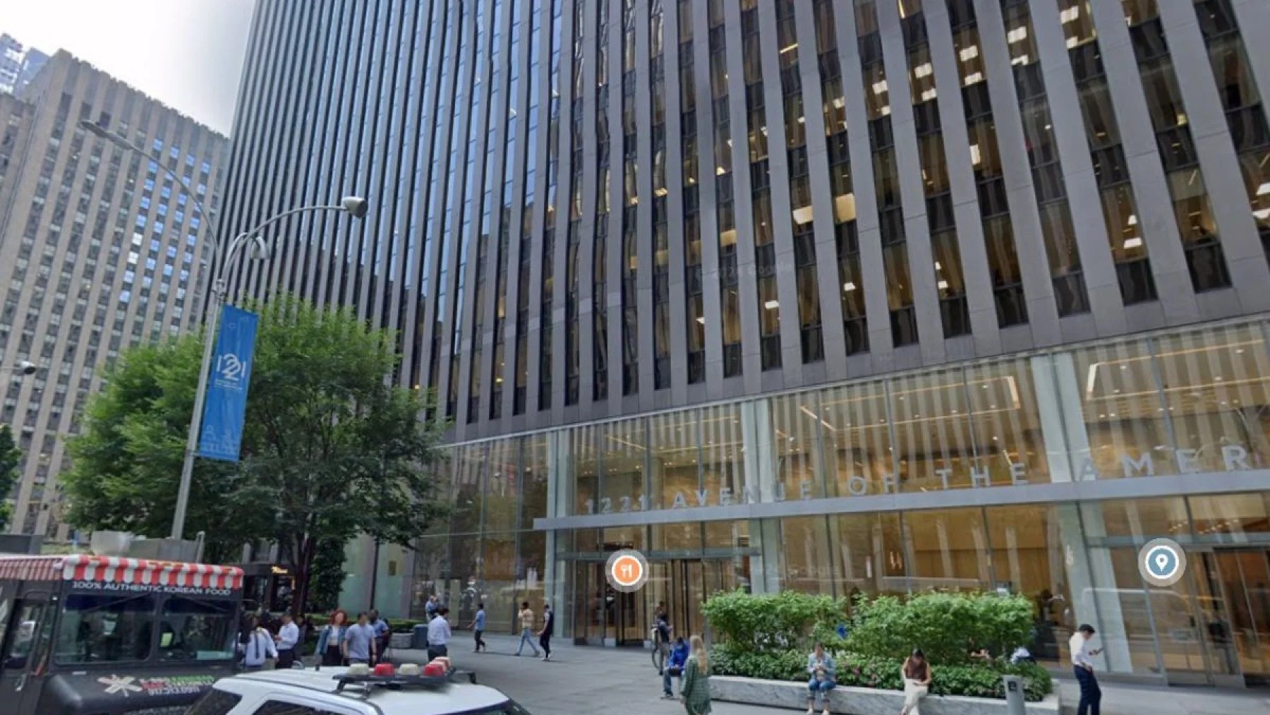 O icônico prédio em 1221 Avenue of the Americas, locação que representou a sede da revista Runway no filme O Diabo Veste Prada Edifício 1221 Avenue of the Americas, fachada de vidro, pessoas na calçada, food truck, Nova York