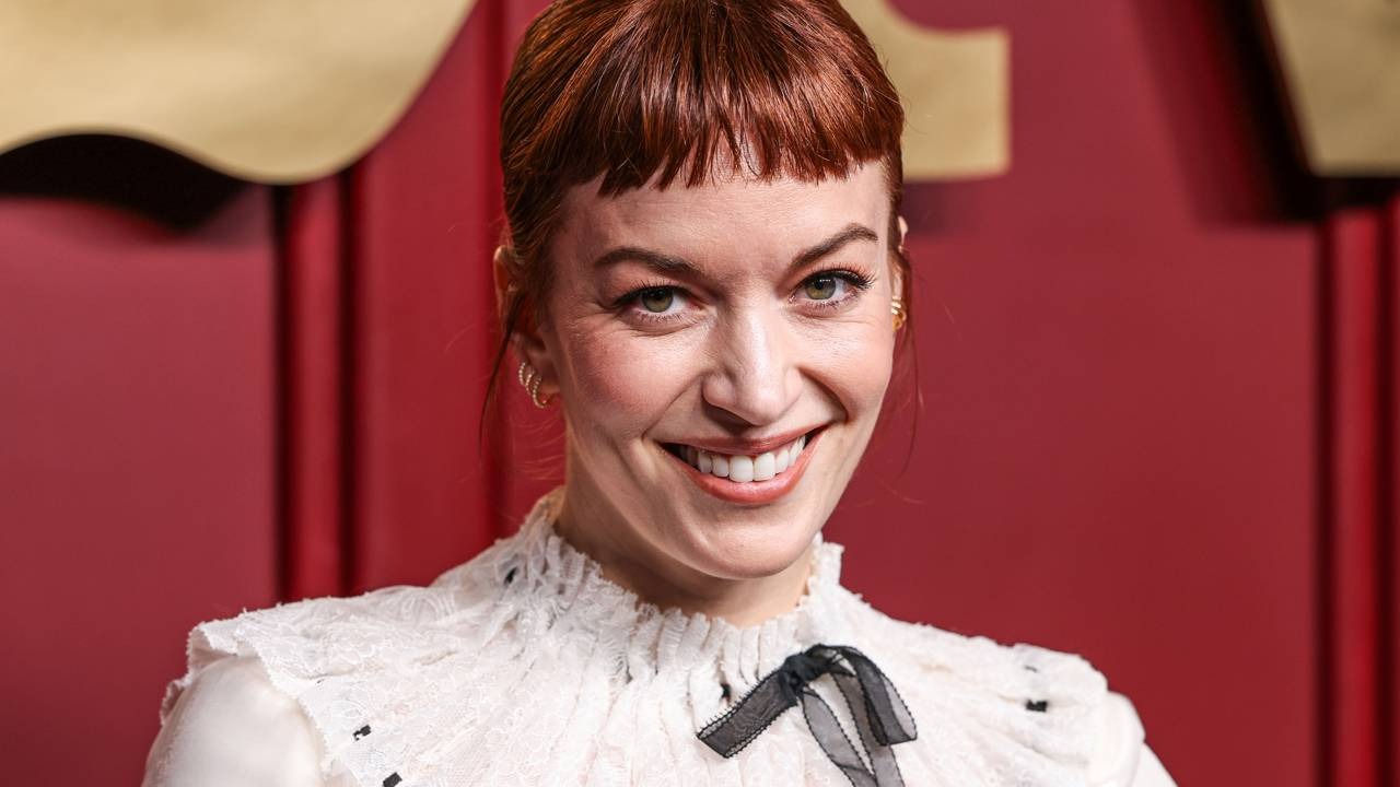 Britt Lower, atriz protagonista do reboot de “Prison Break”, é a nova aposta do Hulu para a franquia. Close-up da atriz Britt Lower sorrindo com cabelo ruivo e franja.