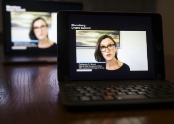 ARK｜方舟投資逆勢建倉 Coinbase，靠「重倉特斯拉」奉名女股神，她能否復刻奇蹟？