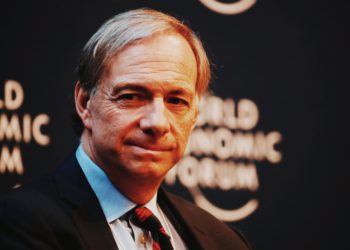 橋水基金 | 達里歐：我只有極少的比特幣，「但把槍架我頭上，我會選黃金」