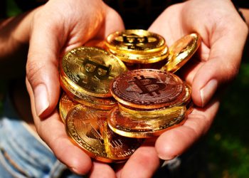 交易所比特幣流出量達1個月10萬枚！分析師預期9月上看80,000鎂