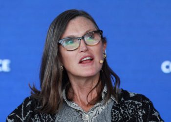 女股神越低越買！再抄 1,190 萬鎂 Coinbase，計持 613 萬股COIN