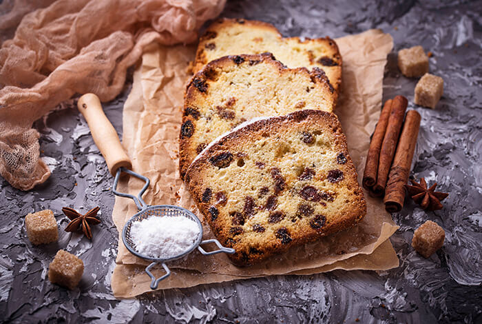 Slices of bread with raisins and its ingredients.