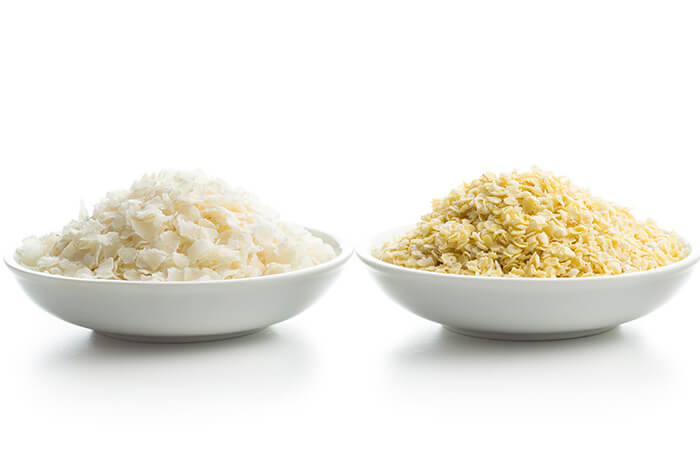 Two bowls each filled with white rice and brown rice.