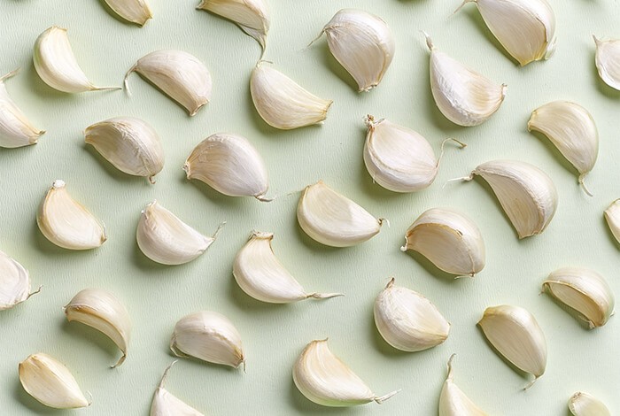 Unpeeled garlic cloves.