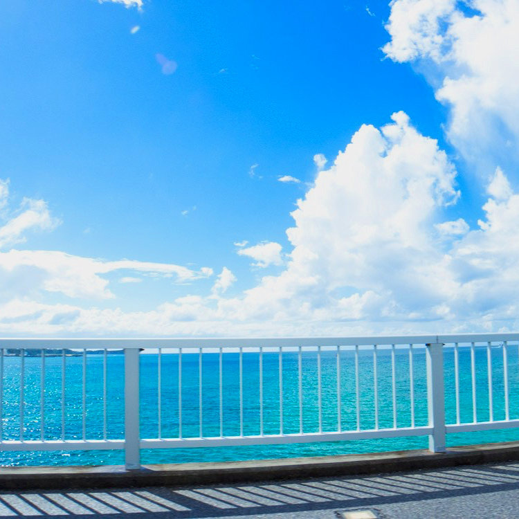 どこまでも澄みわたる空と海 何度も行きたくなる 沖縄の隠れた絶景10選 ことりっぷ