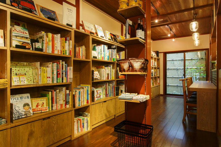 思い出の本に出会えるかも 京都にオープンした 絵本専門ブックカフェ めばえ ことりっぷ