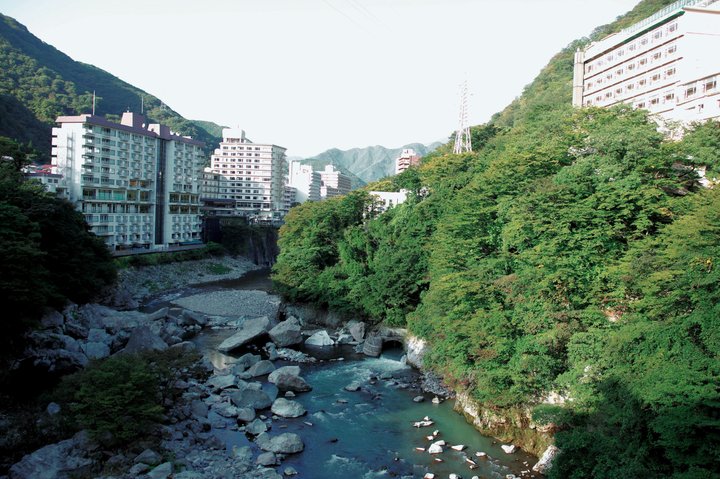 豊かな自然に囲まれた街並みを散策 鬼怒川温泉の足湯めぐりはいかが ことりっぷ