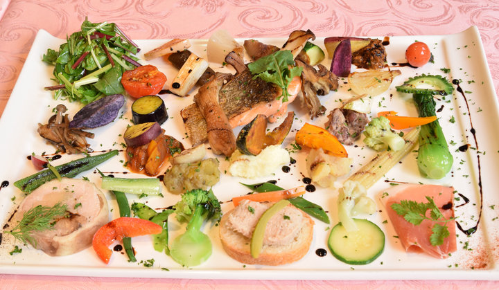 ひと皿に数十種類が並ぶ華やかランチプレート 仙台 ご褒美レストラン アポロン ことりっぷ