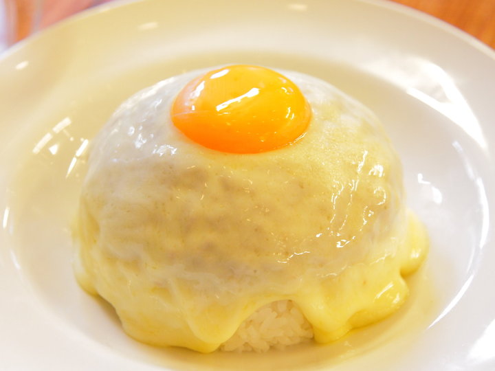 モッツァレラと卵がとろ り 原宿 Mokubaza の名物 チーズキーマカレー ことりっぷ