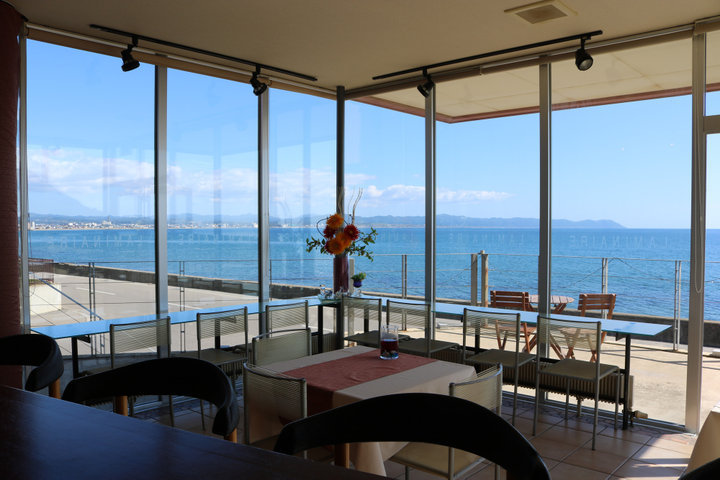 海を眺めながらのんびり 函館で訪れたい海が見えるカフェ4選 ことりっぷ
