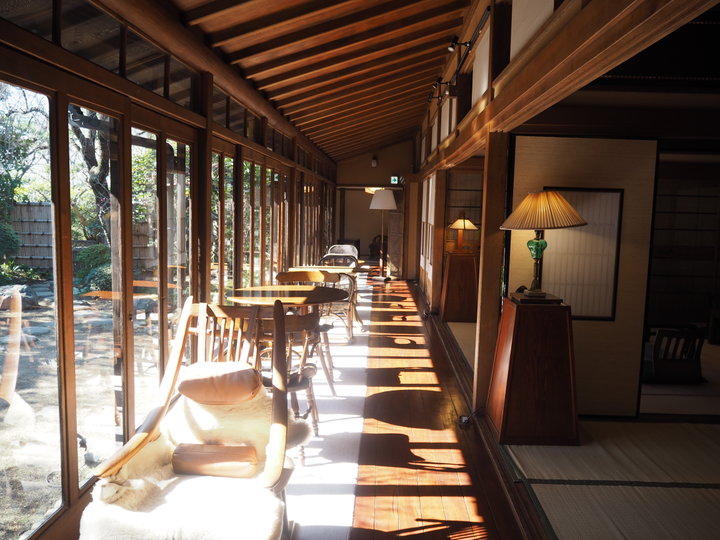 縁側から枝垂れ桜を眺められる古民家カフェ 昭和の家 ことりっぷ